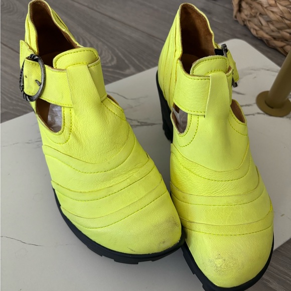 John Fluevog Shoes - Picture 4 of 15